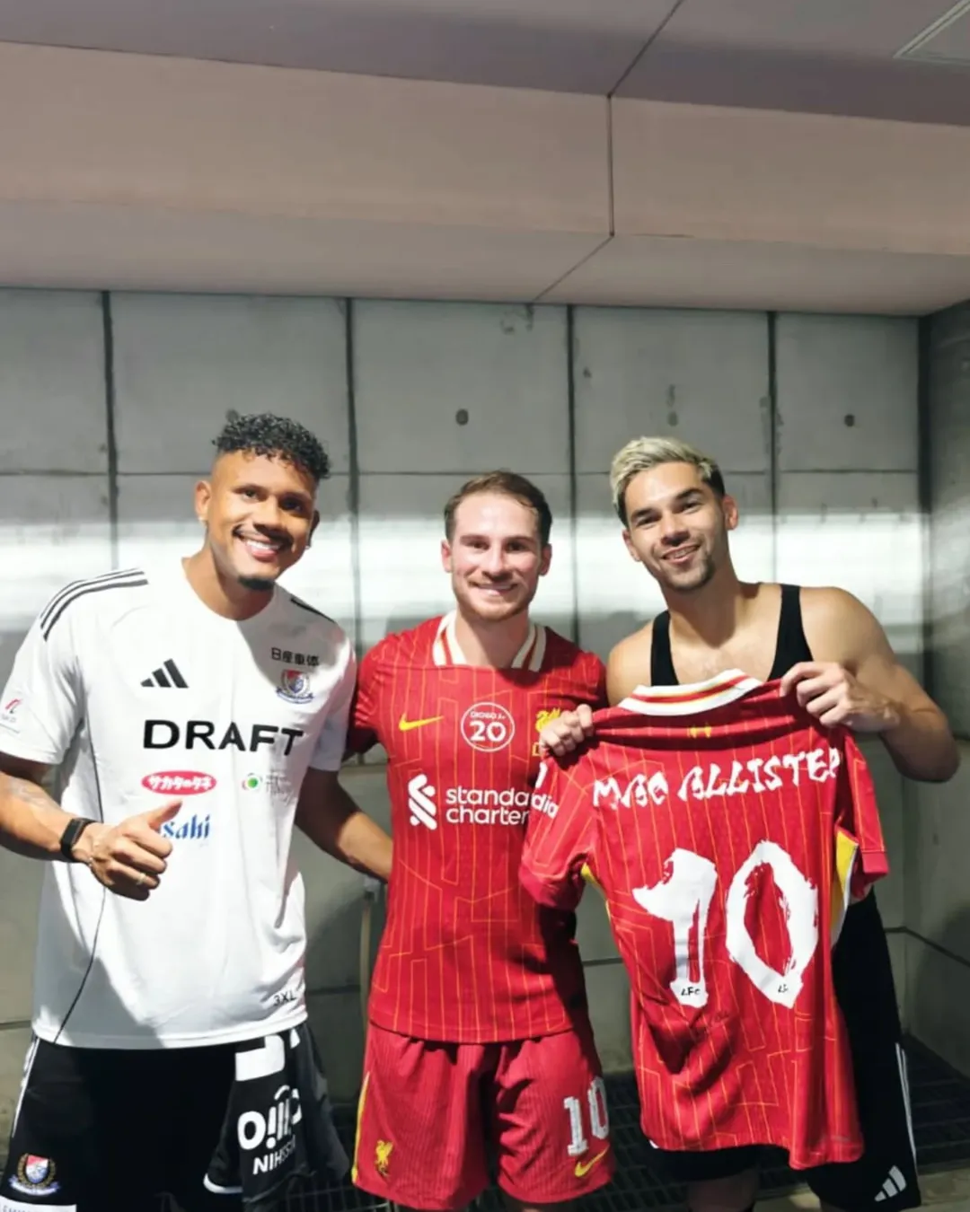 Mac Allister Cari Sandy Walsh untuk Tukar Jersey, Sambil Singgung Indonesia.